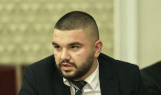 Вицепрезидентът Илияна Йотова дава на Християн Пендиков българските му документи за самоличност