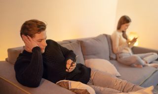 “Фъбинг”: Как телефонът ви може да разруши връзката с половинката ви