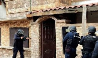 МВР за екшъна в Нова Загора: Задържани са трима, барикадирали се в къща в квартала 