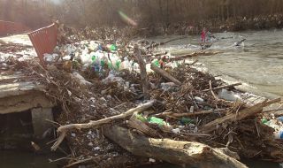 Местни събират ръчно отпадъците край река Струма