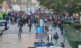 Протест пред Президентството заради COVID мерките