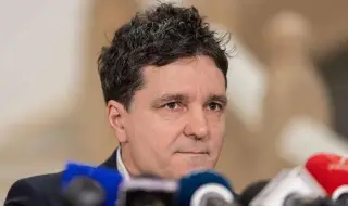 "Изчезвай в Украйна", "Срам!", "Предател!": Освиркаха румънския президент пред театъра в Яш, той помаха и се скри