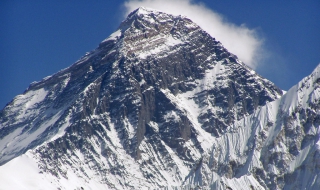 Непал премахна забраната за изкачване на Еверест