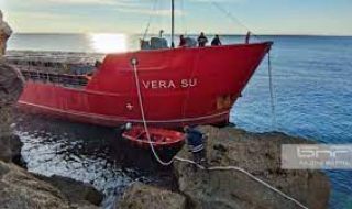 Плаващи бункери пътуват към заседналия кораб