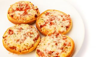 Рецепта на деня: Малки пици със сирене и бекон