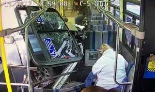Джип се заби в автобус в Ню Йорк (ВИДЕО)
