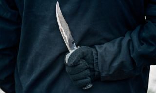 Разбойник намушка с нож двама в Софийско