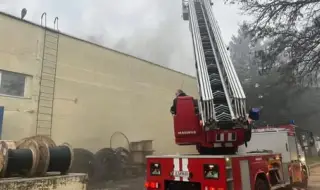 Пожар избухна в склад за соларни панели в Хасково 