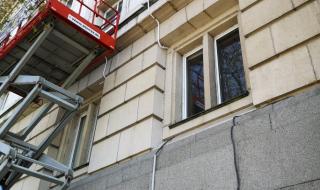 До 30 бона глоба за Софийския университет заради дупките по фасадата