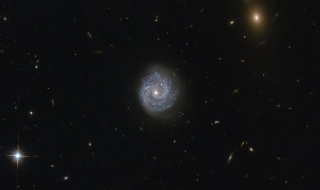 "Лека" черна дупка тормози учените