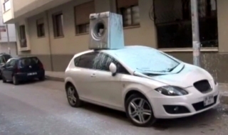 Турчин хвърли пералня върху паркиран автомобил (ВИДЕО)