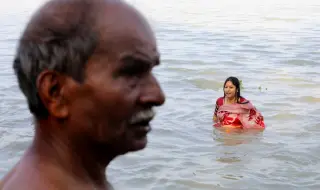 Защо тези хора се къпят в една от най-мръсните реки в света