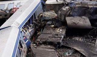 Близки на жертвите на влаковата катастрофа в Гърция заведоха иск срещу премиера Мицотакис