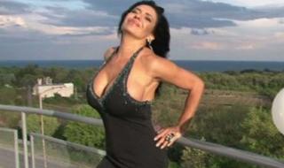 Анита Мейзер продава роклите си