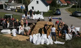 Полша няма да намали разходите за отбрана в полза на възстановяване от наводненията