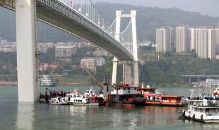Ужасен инцидент в Китай! Бус излетя от мост (ВИДЕО)