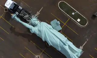 24-метрова реплика на Статуята на свободата беше съборена от силни ветрове в Бразилия (ВИДЕО)