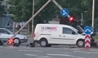 Шофьор събори светофар в Бургас (СНИМКИ)