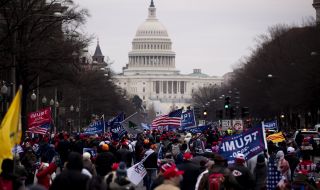 Протестиращи шестват във Вашингтон. Обсадиха Капитолия