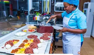 Ганайка счупи рекорда по непрекъснато готвене - "въртя черпака" 227 часа ВИДЕО