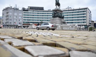 В очакване на нов ремонт: Състоянието на жълтите павета пред парламента е трагично