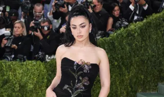 Певицата Charli XCX украси корицата на Playboy по черно бельо на фона на Лондон (СНИМКИ)