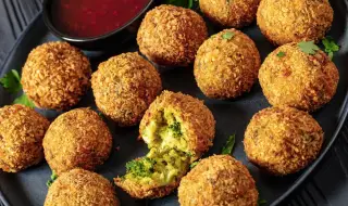 Рецепта на деня: Хрупкави топчета от броколи с кашкавал