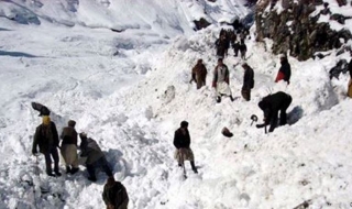 Снежни бури и лавини убиха 28 души в Афганистан