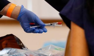 Д-р Фаучи: Проучвания показват, че ваксини могат да предотвратят предаването на коронавируса 