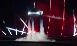 Пет секунди във въздуха и 6 часа зареждане за Tesla Roadster
