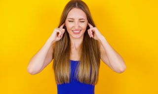Шум в ушите: защо го чуваме и какво го причинява