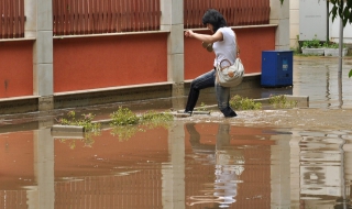 Два пъти се понижават очакваните валежи, възможни локални наводнения
