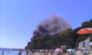 Пожар изпепели заведение на крайбрежната алея във Варна