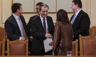 За четвърти път кабинетът оцеля, Орешарски обеща ремонт - Обновена