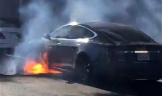 Tesla пламна в движение