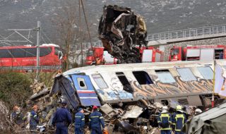 "Черните кутии" ще разплетат причините за най-тежката железопътна катастрофа в историята на Гърция