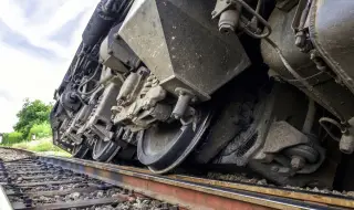 Девет вагона на пътнически влак в Северна Русия са излезли от релсите по време на движение