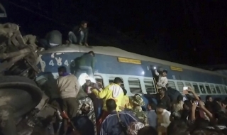 Индийски ужас след влакова катастрофа