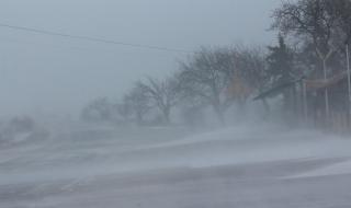 Опасно време в 12 области