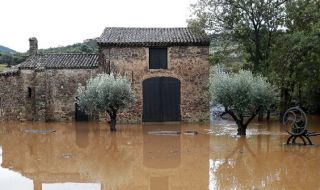Оттеглят се придошлите води, наводнили Югозападна Франция 