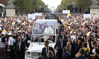 700,000 people gathered in the center of Paris for the great mass of Pope Leo XIV
