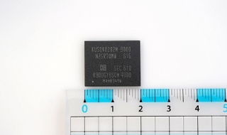 512-гигабайтов SSD колкото пощенска марка