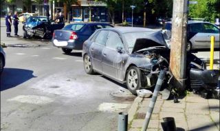 Тежка катастрофа с петима ранени в София – челен сблъсък между две коли с абитуриенти
