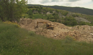Булдозери рушат безценни артефакти край Сатовча