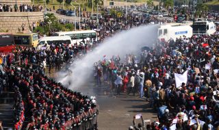 Десетки хиляди протестираха срещу военния преврат