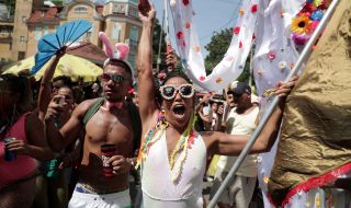 Карнавалът в Рио де Жанейро се завърна в пълния си блясък (СНИМКИ)