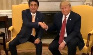 Безкрайното ръкостискане на Тръмп и Абе (Видео)