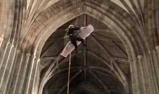 Куриозен инцидент в британска катедрала