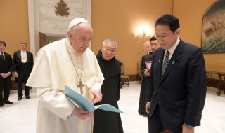 Премиерът на Япония се срещна с папа Франциск