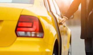 Млад актьор напръска с възбуждащ спрей таксиджия и го...